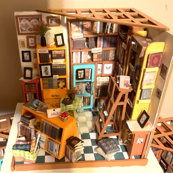 Hand built Miniature Model Book Store! - Picture 9 of 12